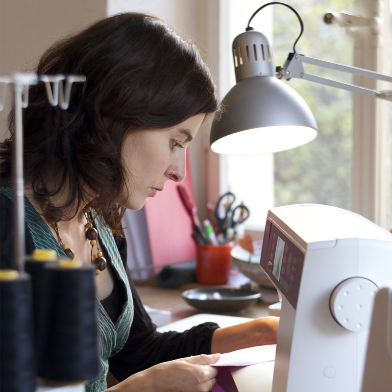 Pascale Tschopp dans son atelier de couture