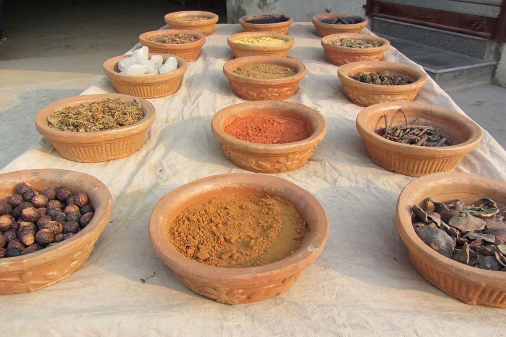 Pots de teintures naturelles.