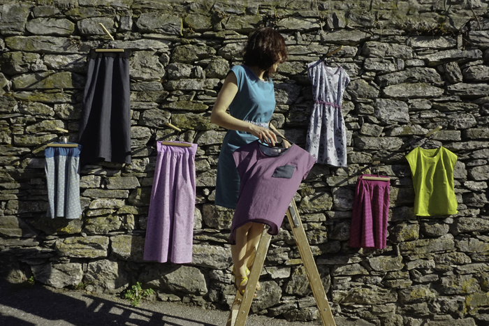 Pascale avec des habits made in Switzerland