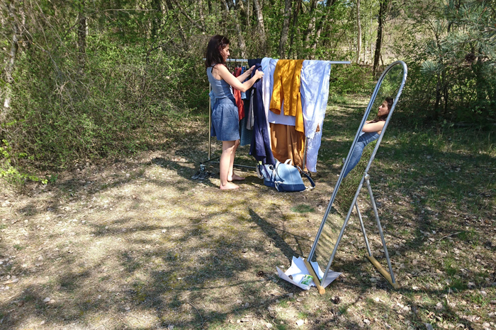 Pascale arrange les vêtements pour le défilé